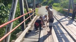 Peduli Keselamatan Pengguna Jalan, Polsek Makimi Lakukan Perbaikan Jembatan Worbak