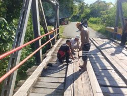 Peduli Keselamatan Pengguna Jalan, Polsek Makimi Lakukan Perbaikan Jembatan Worbak