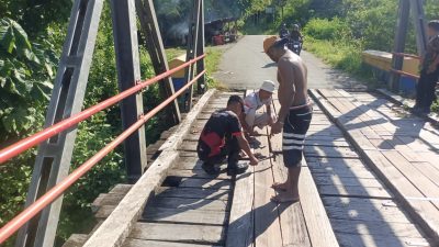 Peduli Keselamatan Pengguna Jalan, Polsek Makimi Lakukan Perbaikan Jembatan Worbak