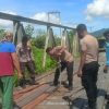 Polsek Makimi dan Warga Kampung Biha Gotong Royong Perbaiki Jembatan Utama