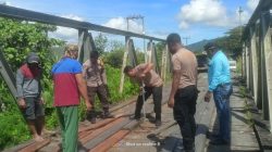 Polsek Makimi dan Warga Kampung Biha Gotong Royong Perbaiki Jembatan Utama