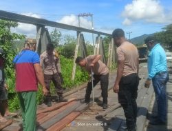 Polsek Makimi dan Warga Kampung Biha Gotong Royong Perbaiki Jembatan Utama