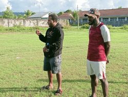 Manajer Sekaligus Anggota DPR Nabire, Nandito Mapian Magai Serahkan Jersey PSBR Jelang Turnamen Badai Cartenz
