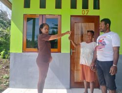 Pasutri di Desa Nifasi Terima Rumah dari Program CSR PT Kristalin Ekalestari.