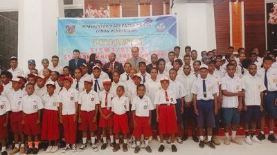 Bupati Paniai Lanjutkan Investasi SDM, 96 Siswa Dilepas ke Sekolah Unggulan di Papua dan Jawa